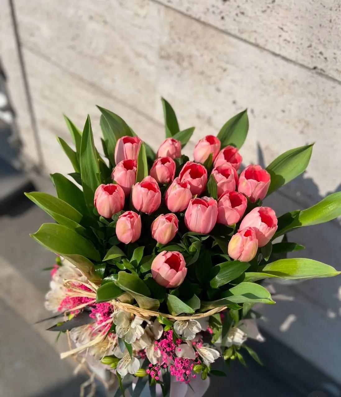 Tulips in a box | ծաղիկներ, ծաղկեպսակներ, բույսեր Երևան