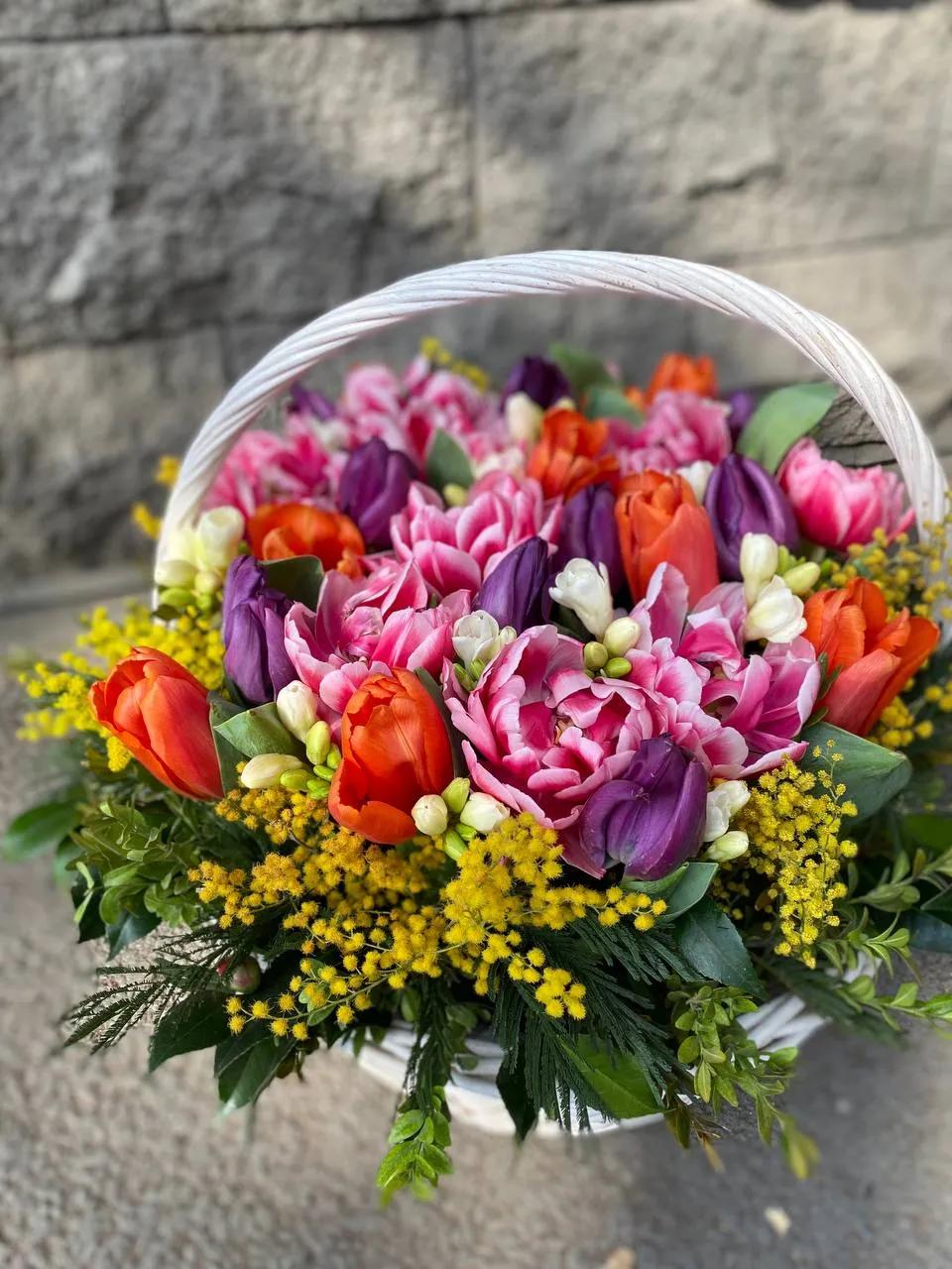 Tulips in a basket | ծաղիկներ, ծաղկեպսակներ, բույսեր Երևան